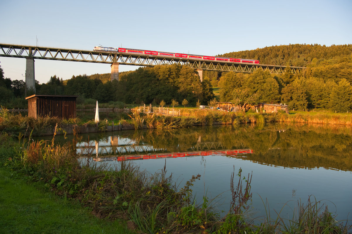 RE 4865 von Nürnberg Hbf nach München Hbf bei Deining, 19.09.2018