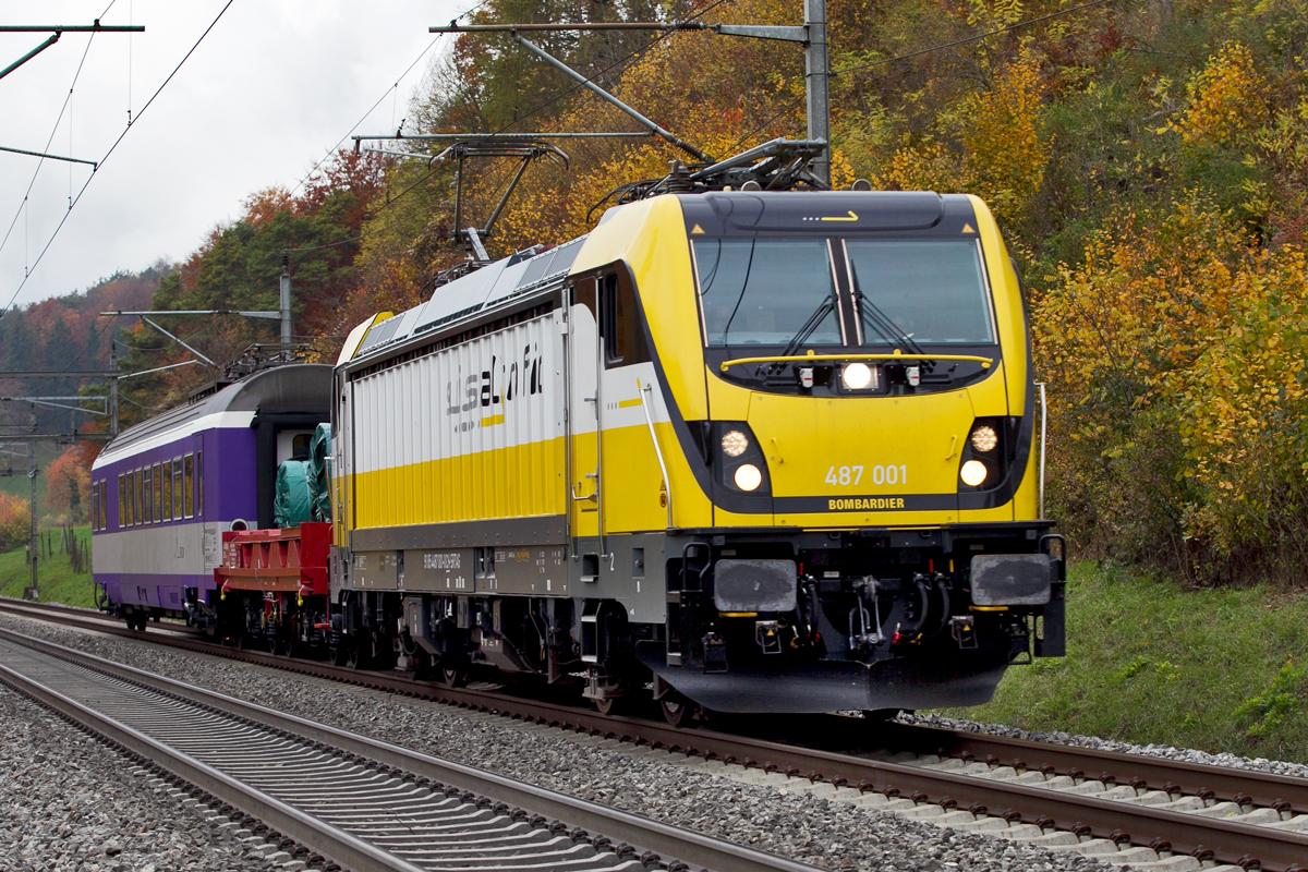 Re 487 001 fährt mit einem Versuchszug für einen neuen Güterwagentyp gefolgt vom Messwagen,einem EW4 Prototypenspeisewagen in Villnachern vorbei.Bild Oktober 2015