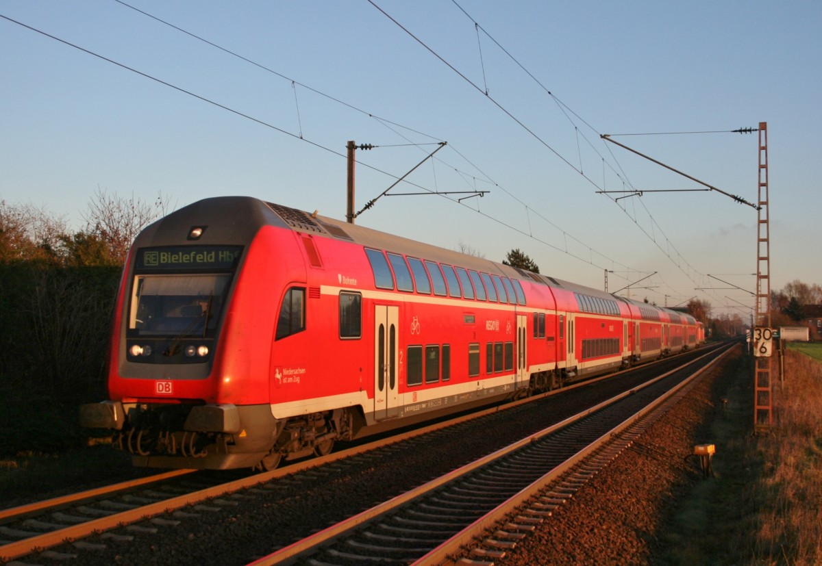 RE 4882 (Braunschweig Hbf–Bielefeld Hbf) am 26.11.2013 in Vhrum, aufgenommen vom Bahnsteigende