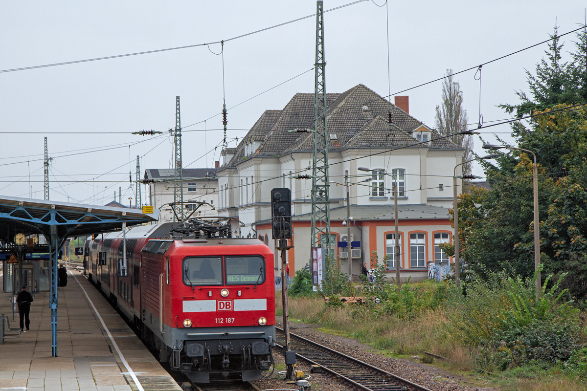 RE 5 am Bahnsteig von Neubrandenburg. - 13.10.2014