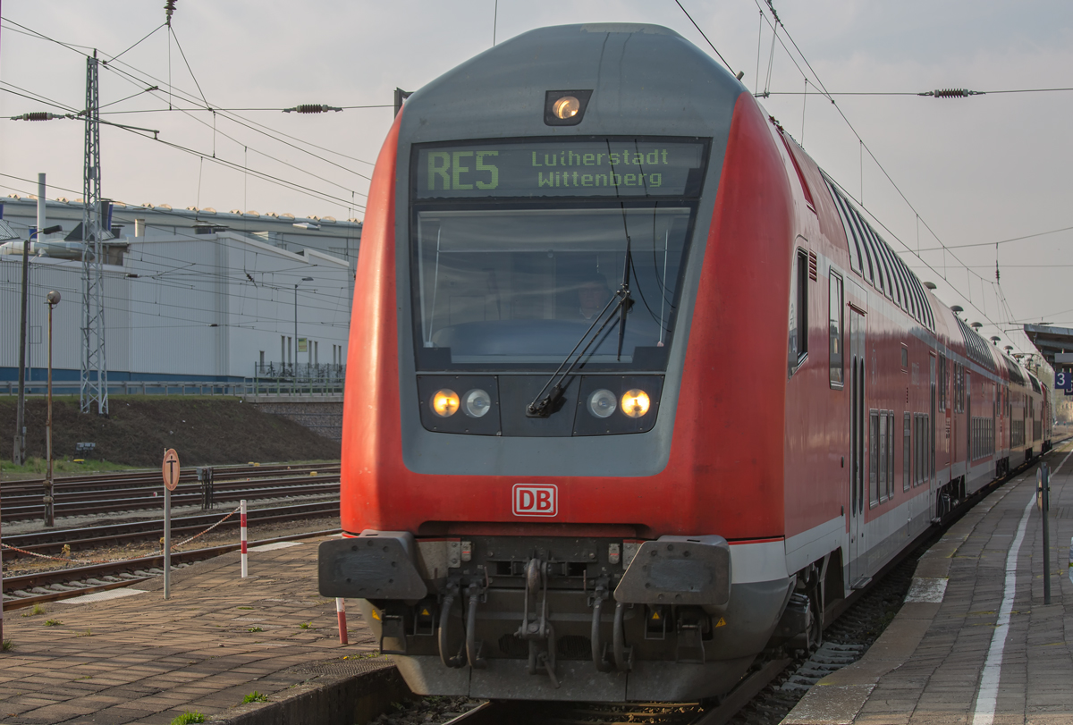 RE 5 der DB auf der Fahrt nach Lutherstadt Wittenberg, hier auf dem Bf Waren (Müritz). - 02.04.2014