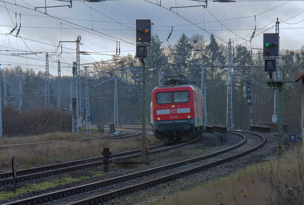 RE 5 von Lutherstadt Wittenberge nach Rostock auf dem Bf Neustrelitz. - 08.12.2014 	