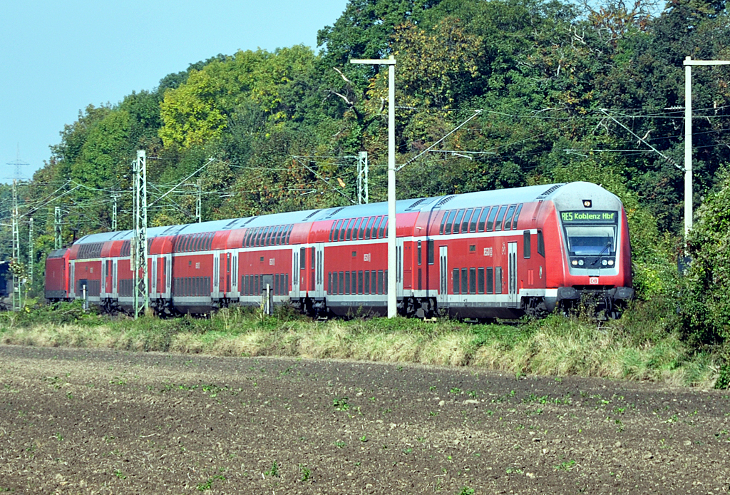 RE 5 mit Doppelstock-Steuerwagen in Front nach Koblenz, kurz hinter Brhl - 07.10.2013