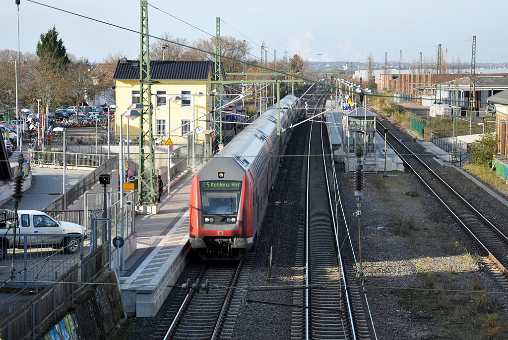 RE 5 nach Koblenz beim Halt auf Gleis 1 im Bf Sechtem - 03.12.2013