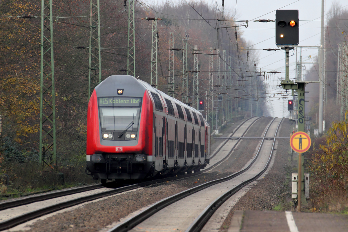 RE 5 nach Koblenz Hbf. mit Schublok 146 024 fährt in den Haltepunkt Oberhausen-Holten ein 7.12.2014