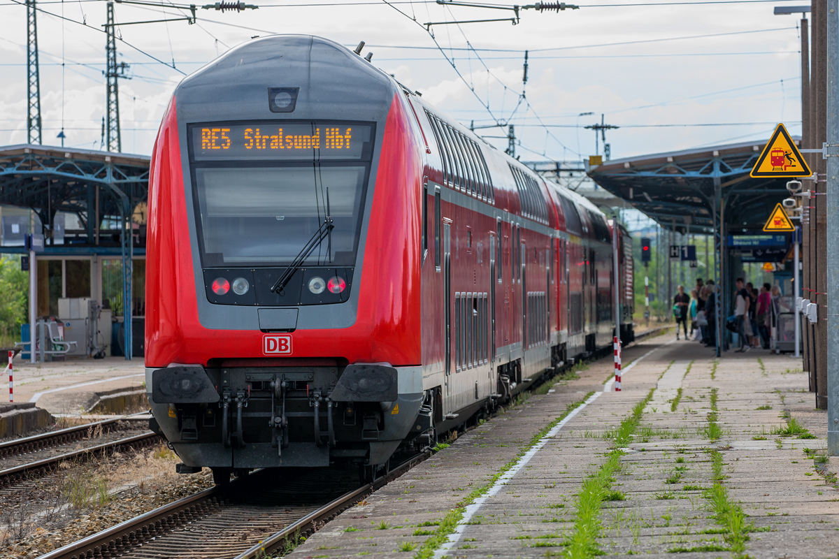RE 5 nach Stralsund am Bahnsteig 1 in Neubrandenburg. - 30.06.2016