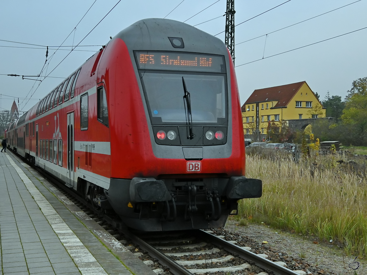 RE 5 nach Stralsund Hbf wartet am Bahnhof Demmin auf die Weiterfahrt. (November 2020)