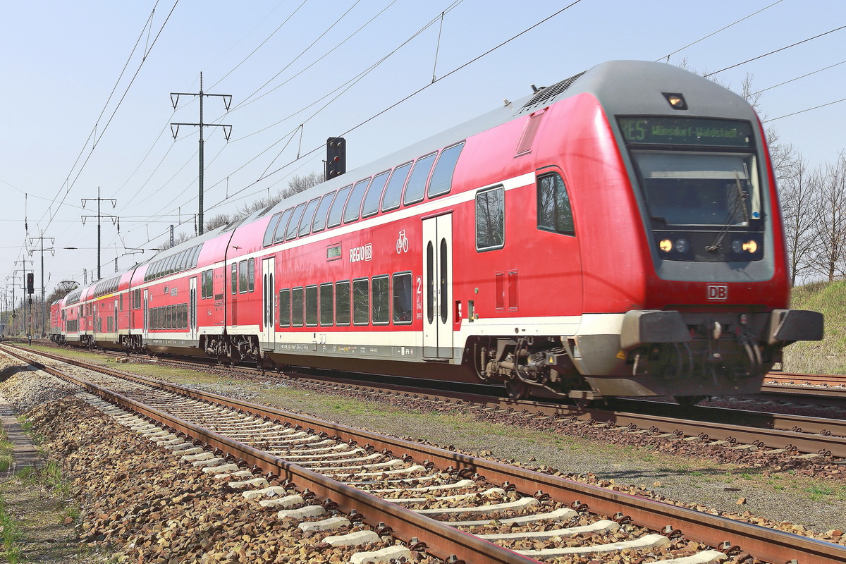RE 5 nach Wünsdorf-Waldstadt mit Schublok 112 185 am 07. April 2019 auf dem südlichen Berliner Ring bei Diedersdorf.