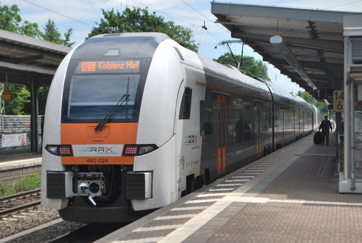 RE 5 von Rhein-Ruhr-Express nach Koblenz im Bhf Brühl am 8. Juli 2022
