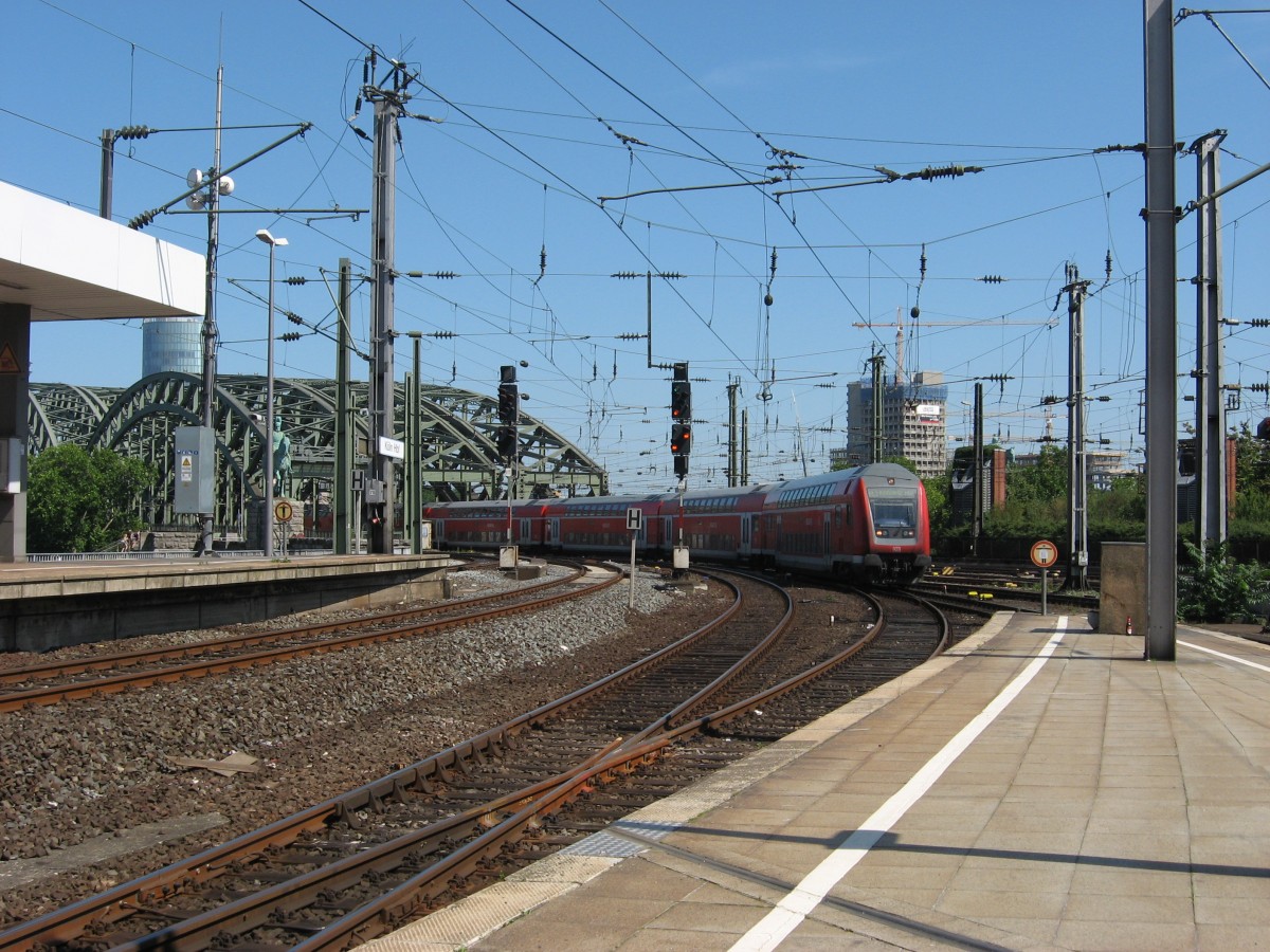 RE 5 Richtung Koblenz bei der Einfahrt in Köln Hbf am 27.6.11