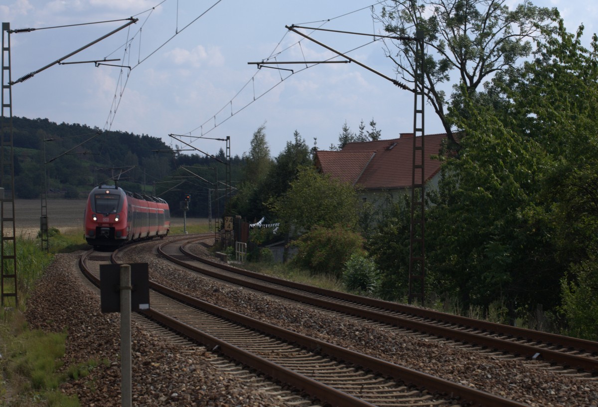 RE 5  Saxoinia auf der Fahrt nach Leipzig  nähert sich dem BÜ Niederau , OT Oberau.  23.08.2015 14.42 Uhr.