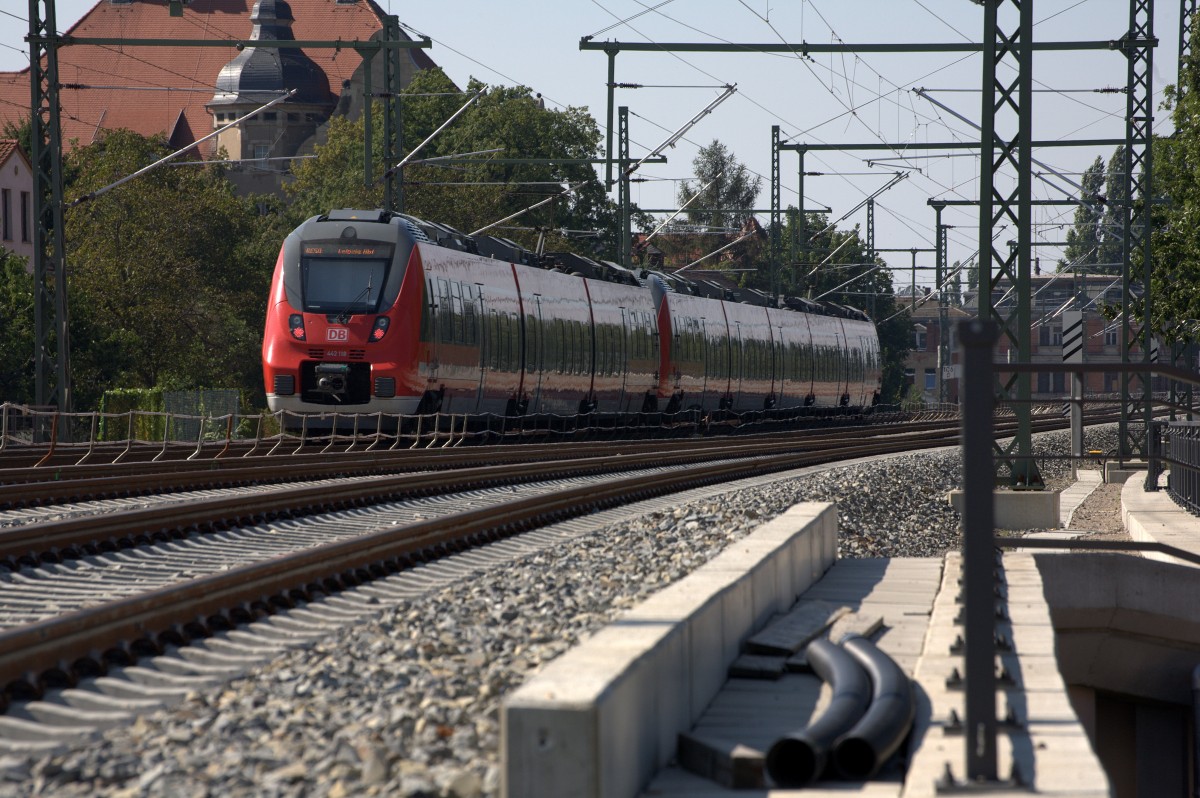 RE 50  auf der Fahrt nach Leipzig  Hbf in Radebeul West. 06.09.2013  14:36 Uhr.
Obwohl die Gleisbauarbeiten abgeschlossen sind, gibt es immer noch die Rampe der Baustrae, die sich, da ffentlich zugngig, gut als Fotostandort eignet.