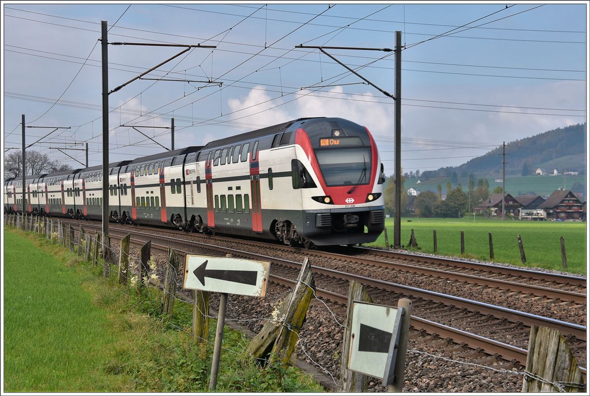 RE 5073 nach Chur mit 511 036 bei Siebnen-Wangen. (27.10.2016)