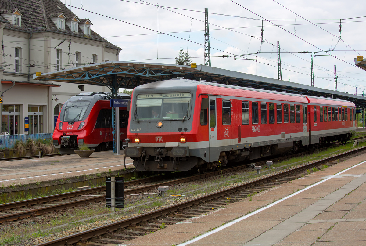 RE 5359 fährt in Neubrandenburg nach Pasewalk ab und an den abgestellten Talent 2 vorbei, der wegen des Streiks am Bahnsteig stand. - 07.05.2015
