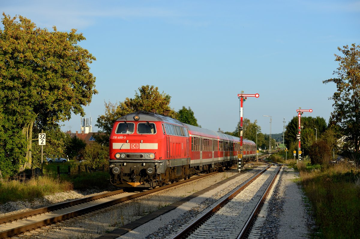 RE 57414 von München HBF nach Memmingen wurde am 29. September 2014 von der 218 489 bespannt. Bei der Einfahrt in den Bahnhof Sontheim konnte der Bundesbahnklassiker mit alter Sicherungstechnik im warmen Abendlicht in Szene gesetzt werden. 