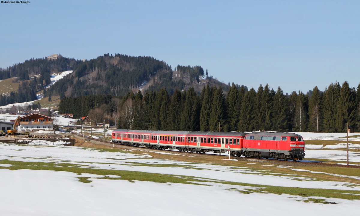 RE 57507 (Füssen-München Hbf) mit Schublok 218 425-7 bei Hopferau 10.3.15