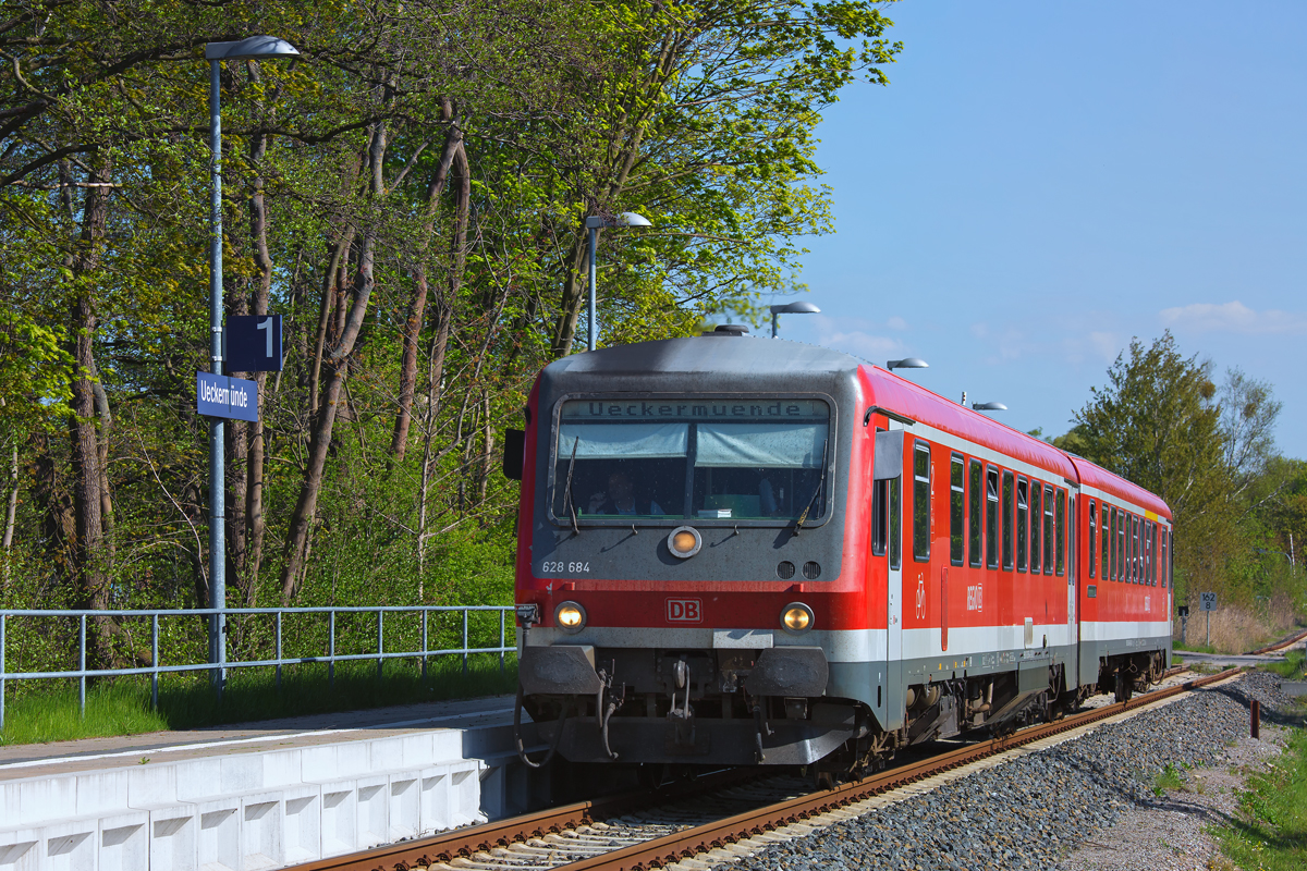 RE 6 auf der Fahrt zum Hp Ueckermünde Stadthafen, hier am Hp Ueckermünde mit unzähligen Insektenleichen an der Front des Triebwagens. - 28.04.2014
