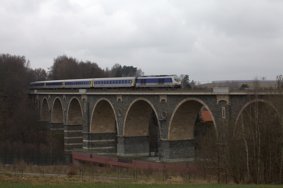 RE 6 aus Leipzig, geführt von 233 144 der MRB , auf der Fahrt nach Chmenitz, überquert das bekannte Viadukt über den Bahrebach bei Chemnitz Borna. 19.03.2016 13:16 Uhr.