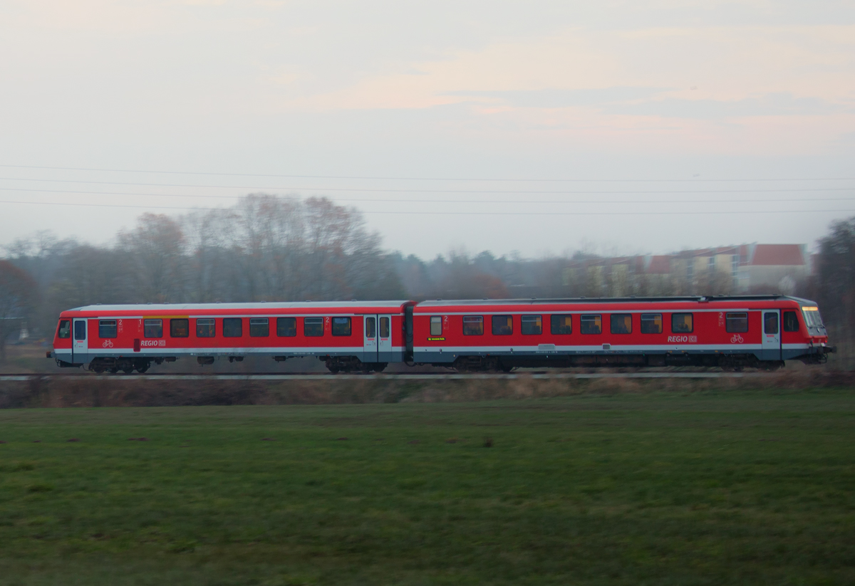RE 6 bei typischem Novemberwetter am frühen Abend auf der Fahrt in Richtung Ueckermünde. - 23.11.2014