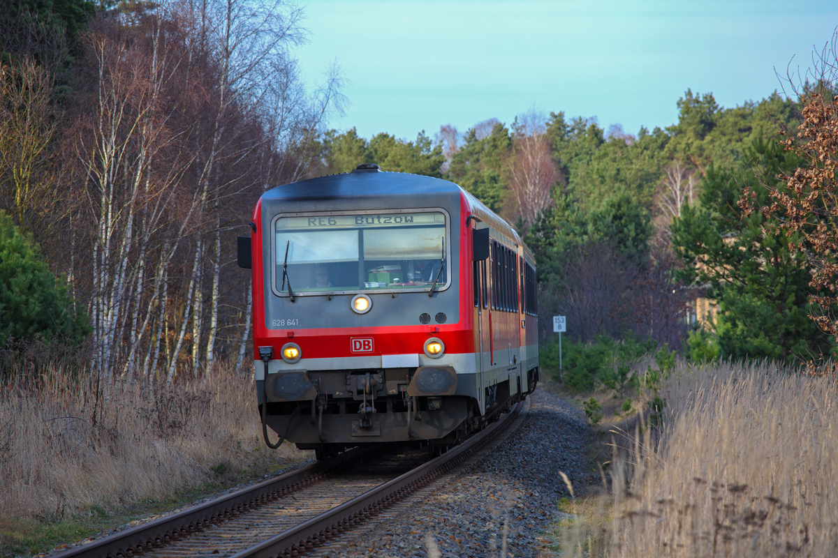 RE 6 nach Bützow vor der Umlaufsperre und somit auf Höhe des ehemaligen Befehlsstellwerkes Gumnitz, von dem nichts mehr zu sehen ist. - 20.03.2014