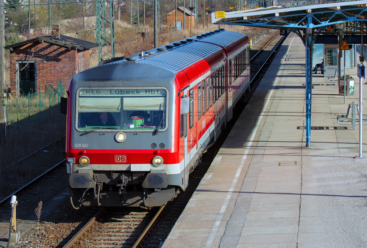 RE 6 nach Lübeck fährt vom Bahnsteig 3 in Neubrandenburg ab. - 04.03.2013 - Aufgenommen von der Fussgängerbrücke.