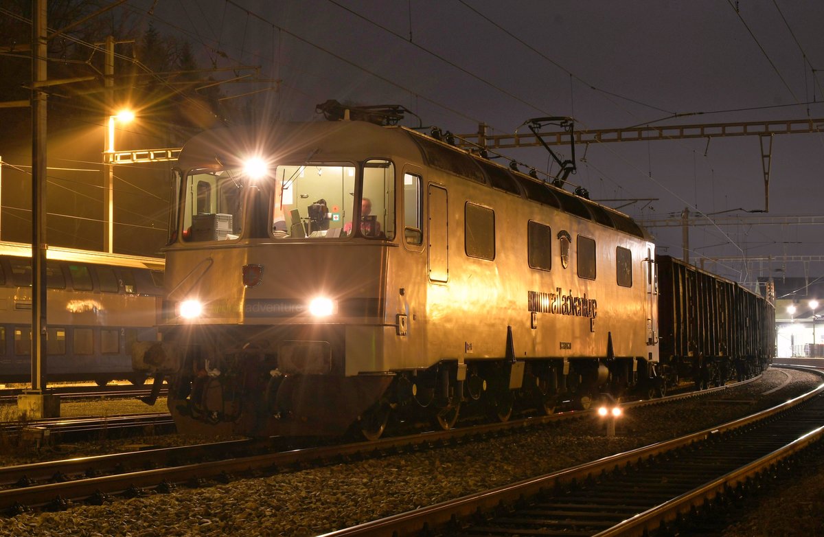 Re 620 003-4 kurz vor der Abfahrt mit dem letzten Rübenzug der Saison nach Islikon (Frauenfeld), aufgenommen in Koblenz AG am 19.12.2020.