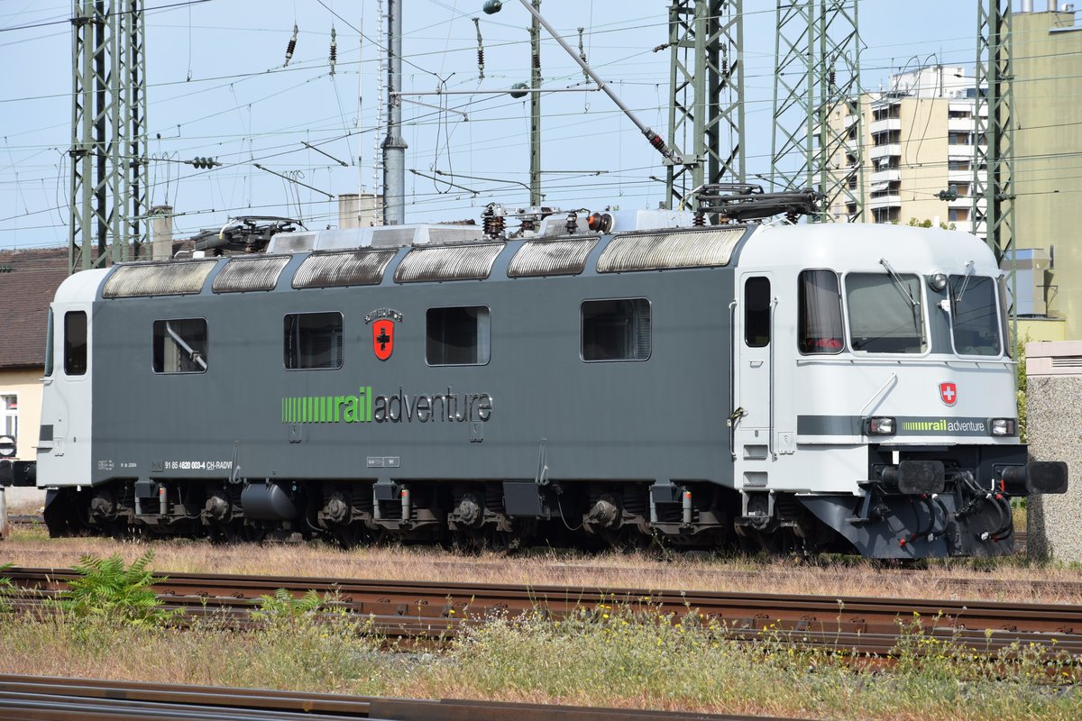 Re 620 003-4 der rail adventure (ex SBB Re 6/6 11603  Wädenswil ) sonnt sich am 16.09.2018 auf einem Abstellgleis beim Badischen Bahnhof Basel.