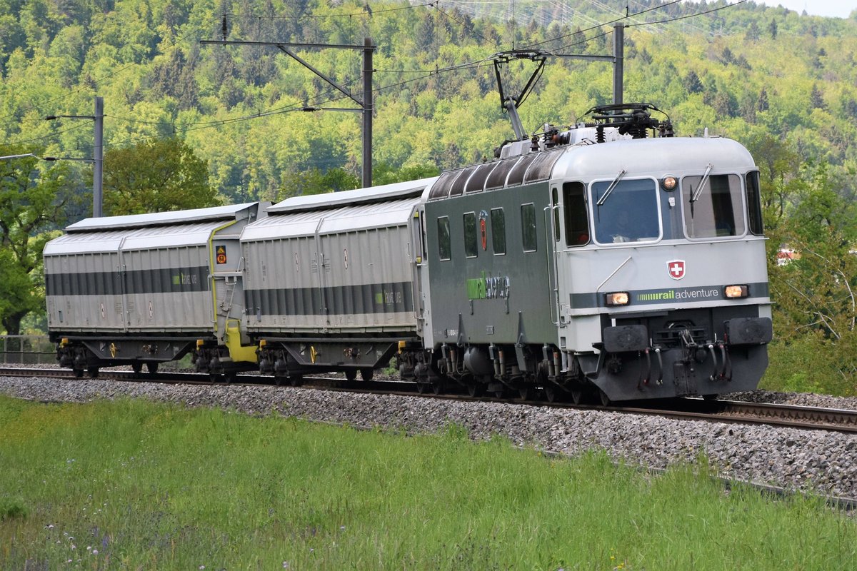 Re 620 003-4 der railadventure mit 2 Schutzwagen im Schlepp am 12.05.2019 zwischen Koblenz und Rietheim in Richtung Zurzach.