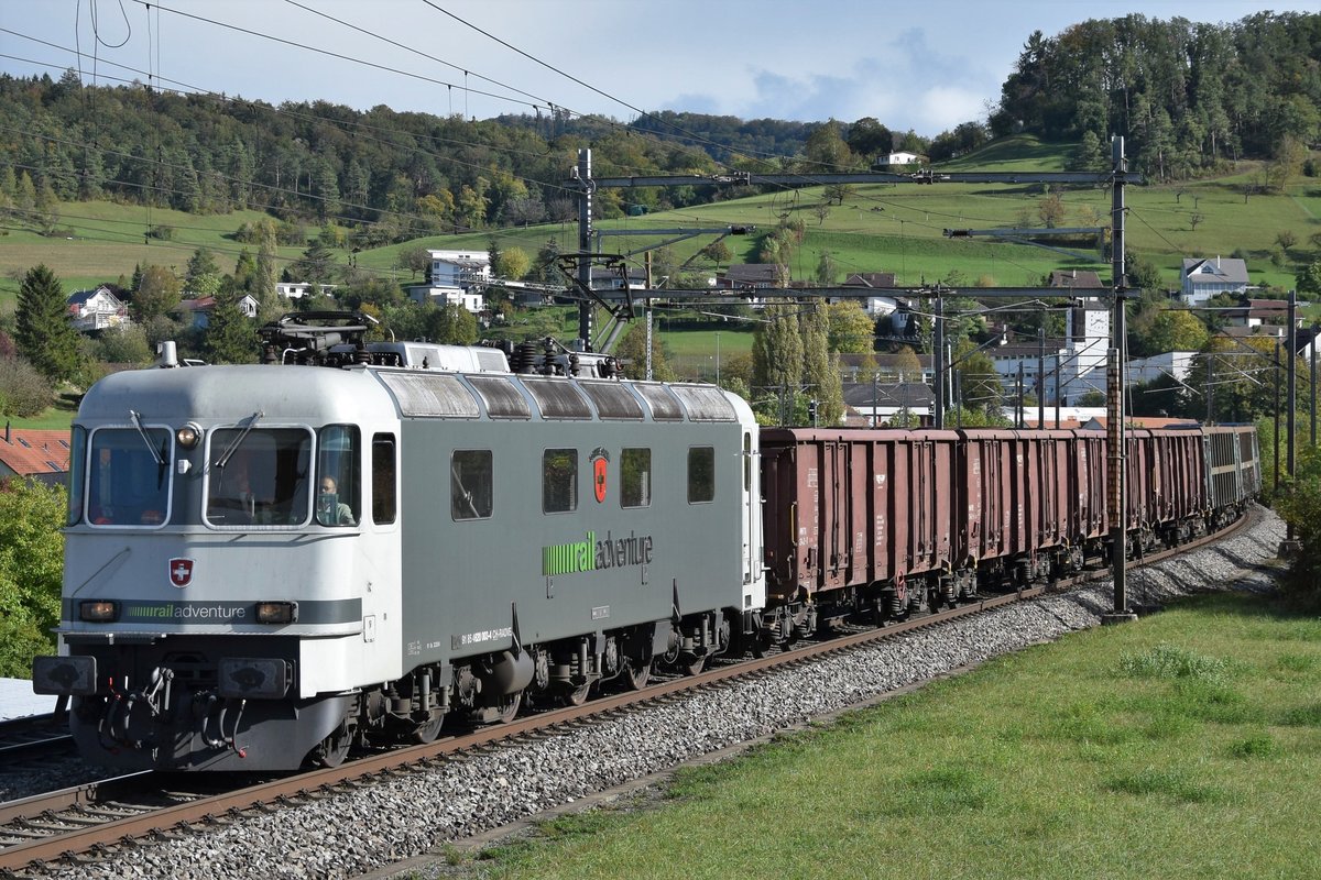 Re 620 003-4 von RailAdventure mit einem Rübenzug bei Zeihen AG am 10.10.2019.