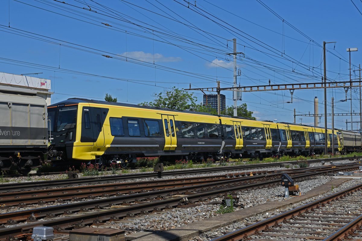 Re 620 003-4 schleppt einen Stadler Triebzug für die U-Bahn von Liverpool durch den Bahnhof Pratteln. Die Aufnahme stammt vom 29.05.2020.