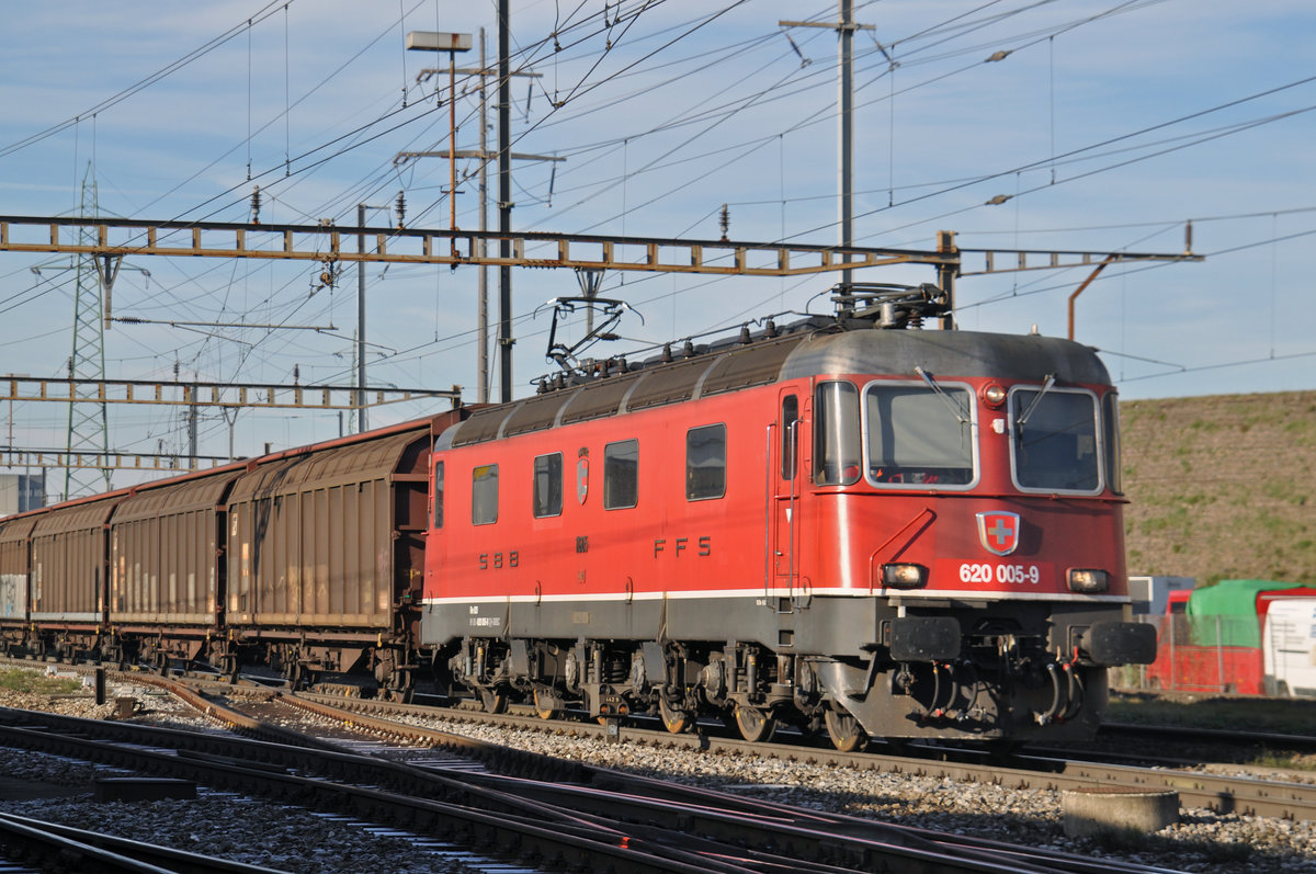 Re 620 005-9 (11605) durchfährt den Bahnhof Pratteln. Die Aufnahme stammt vom 08.12.2016