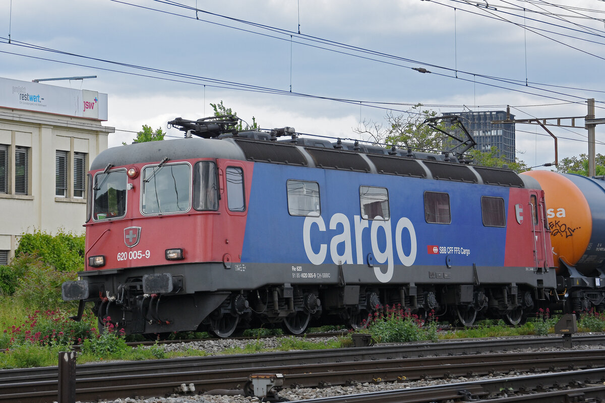 Re 620 005-9 durchfährt am 17.05.2023 den Bahnhof Pratteln.