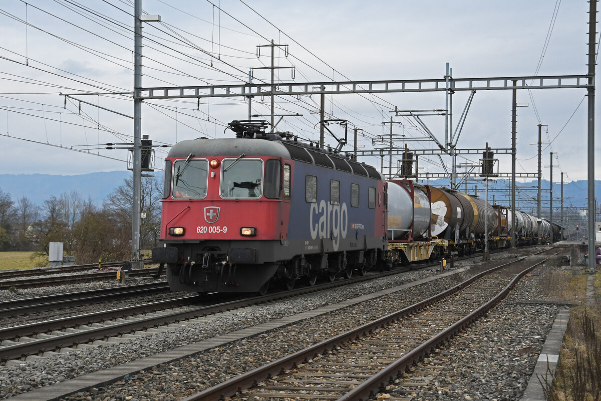 Re 620 005-9 durchfährt am 17.02.2023 den Bahnhof Möhlin.