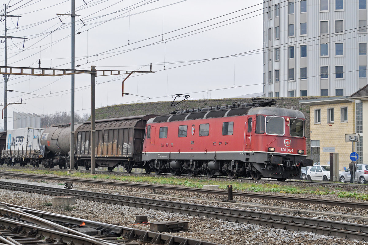 Re 620 005-9 durchfährt den Bahnhof Pratteln. Die Aufnahme stammt vom 09.01.2018.