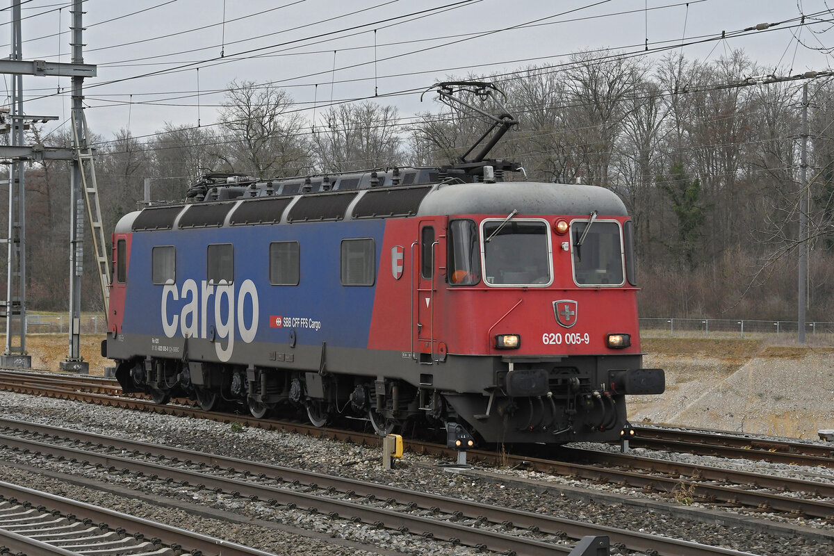 Re 620 005-9 fährt am 17.02.2023 solo beim Bahnhof Möhlin ein.