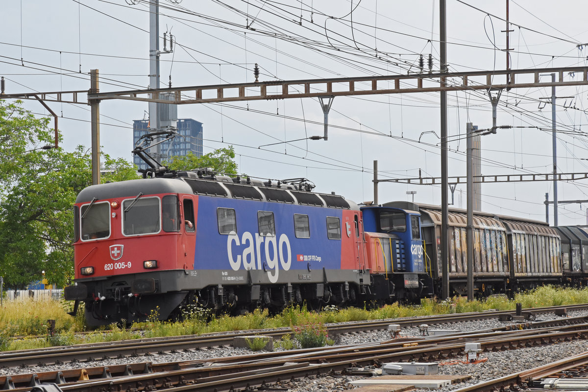 Re 620 005-9 (im schlepp Tm 232 216-2) durchfährt den Bahnhof Pratteln. Die Aufnahme stammt vom 26.06.2020.