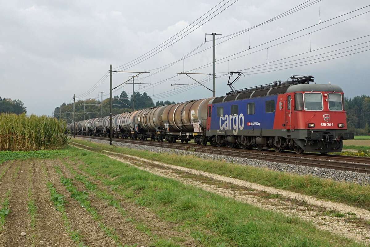 Re 620 005-9  USTER  mit einem Kesselwagenzug bei herbstlicher Stimmung in Deitingen unterwegs am 12. Oktober 2021.
Foto: Walter Ruetsch