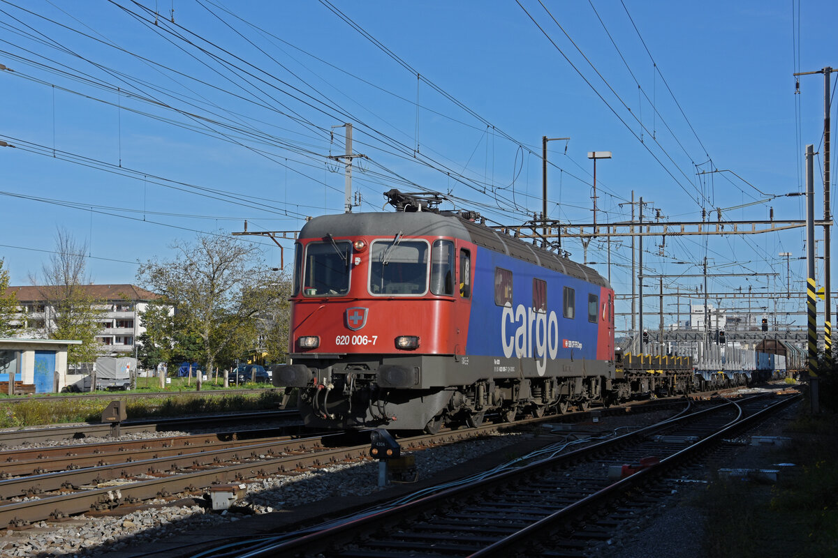 Re 620 006-7 durchfährt am 25.10.2022 den Bahnhof Pratteln.