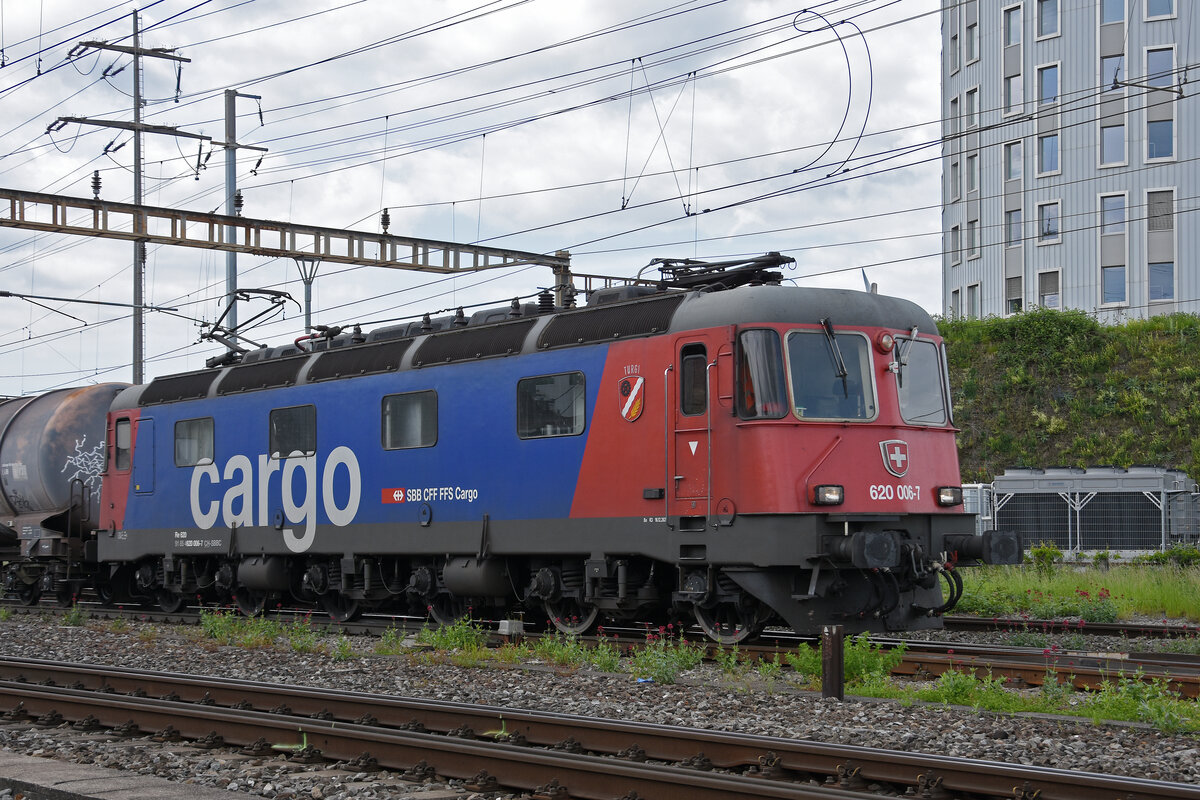 Re 620 006-7 durchfährt am 17.05.2023 den Bahnhof Pratteln.