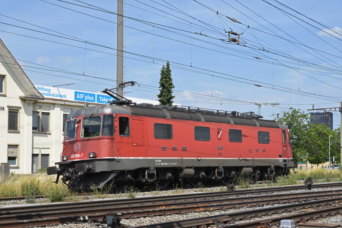 Re 620 006-7 durchfährt den Bahnhof Pratteln. Die Aufnahme stammt vom 19.07.2019.