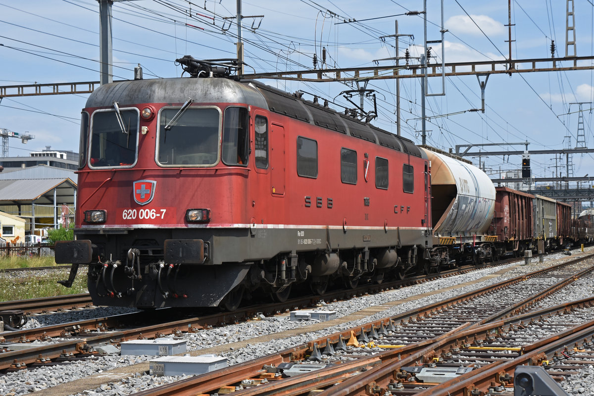 Re 620 006-7 durchfährt den Bahnhof Pratteln. Die Aufnahme stammt vom 19.07.2019.