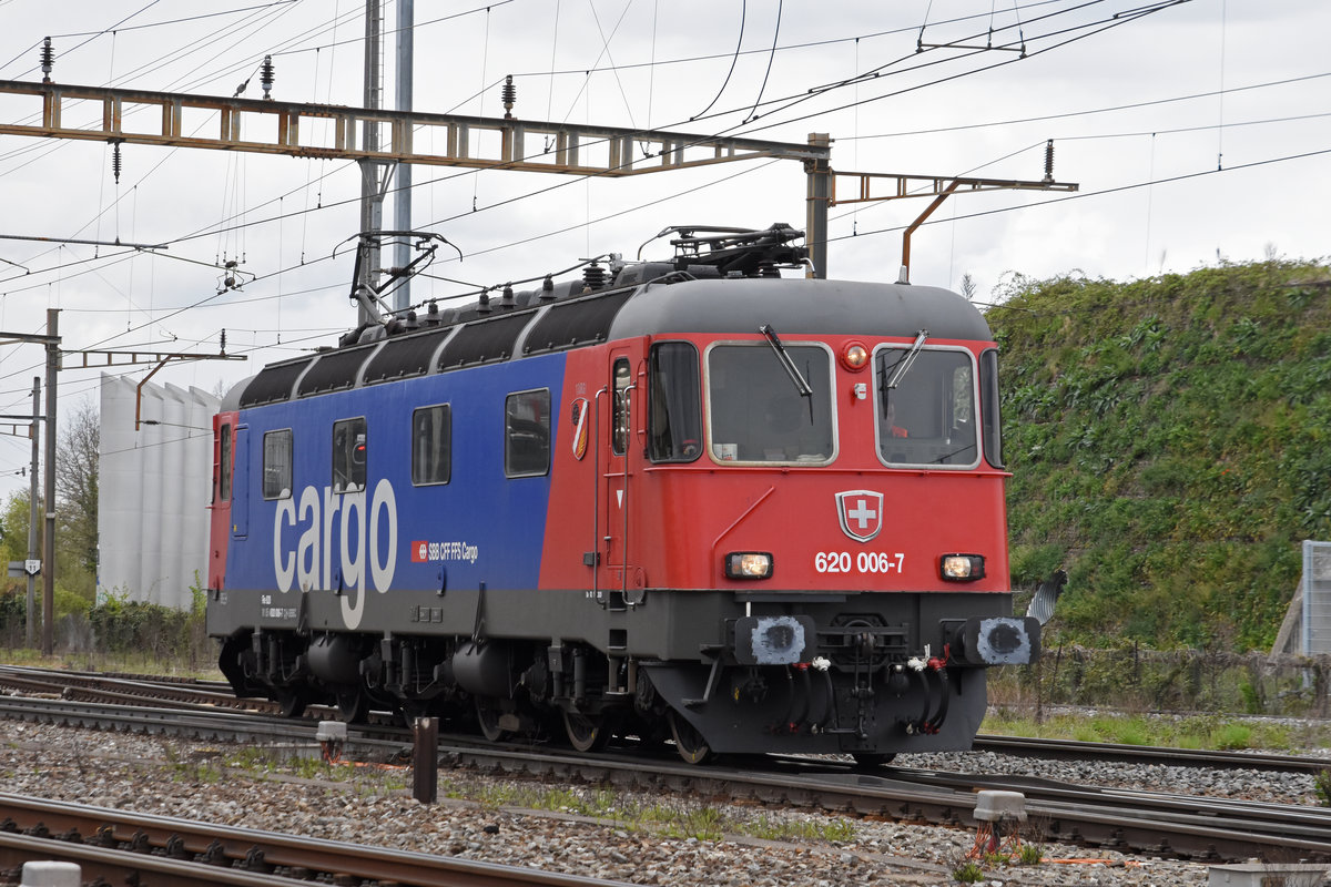 Re 620 006-7 durchfährt solo den Bahnhof Pratteln. Die Aufnahme stammt vom 14.04.2021.