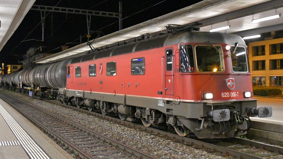 Re 620 006-7  Turgi  bei der Durchfahrt in Brugg AG mit einem Kesselzug am 16.03.2020 um 21:57 Uhr.