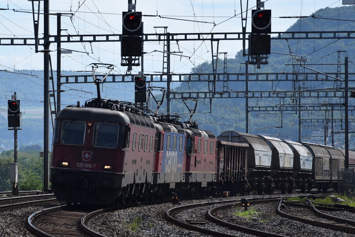 Re 620 006-7 Turgi zieht am 29.07.2017 mit 2 Re 4/4 gemeinsam ihren Güterzug durch Brugg in Richtung Westen.