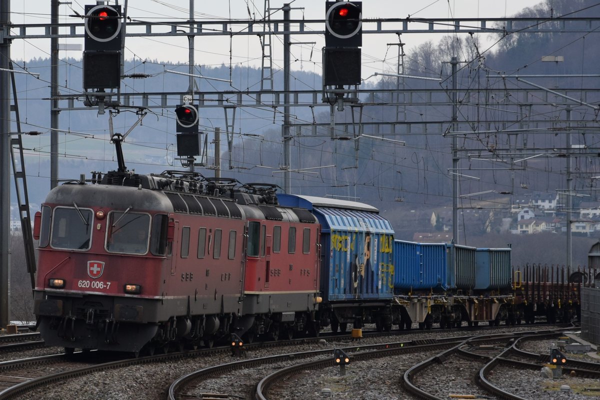 Re 620 006-7  Turgi  zieht  kalte  Re 4/4 II 11349 und einen Güterzug am 17.03.2018 durch Brugg in Richtung Aarau.