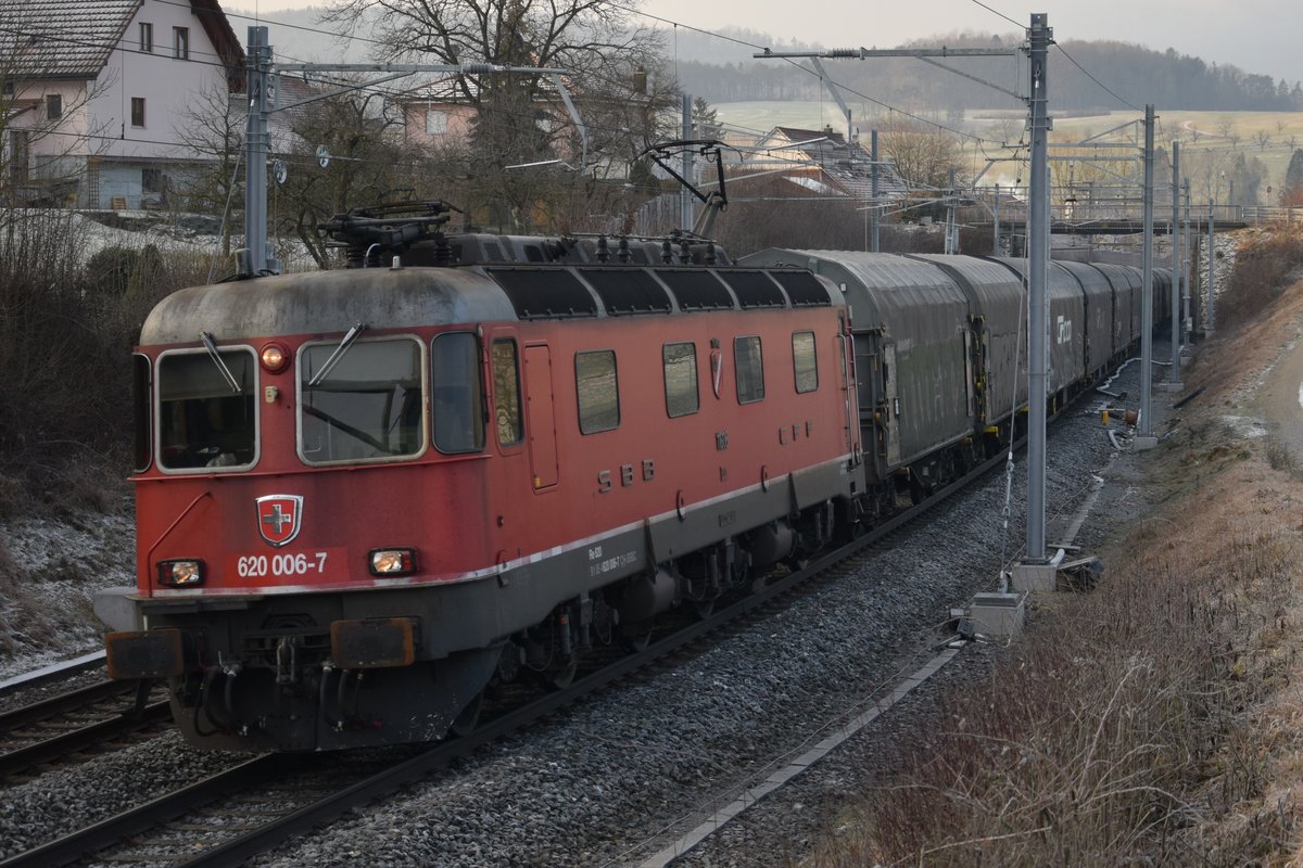 Re 620 006-7  Turgi  zieht am bitterkalten Morgen des 19.01.2019 einen Güterzug die Bözberg Nordrampe in Richtung Brugg hinauf. Aufgenommen bei Zeihen AG.