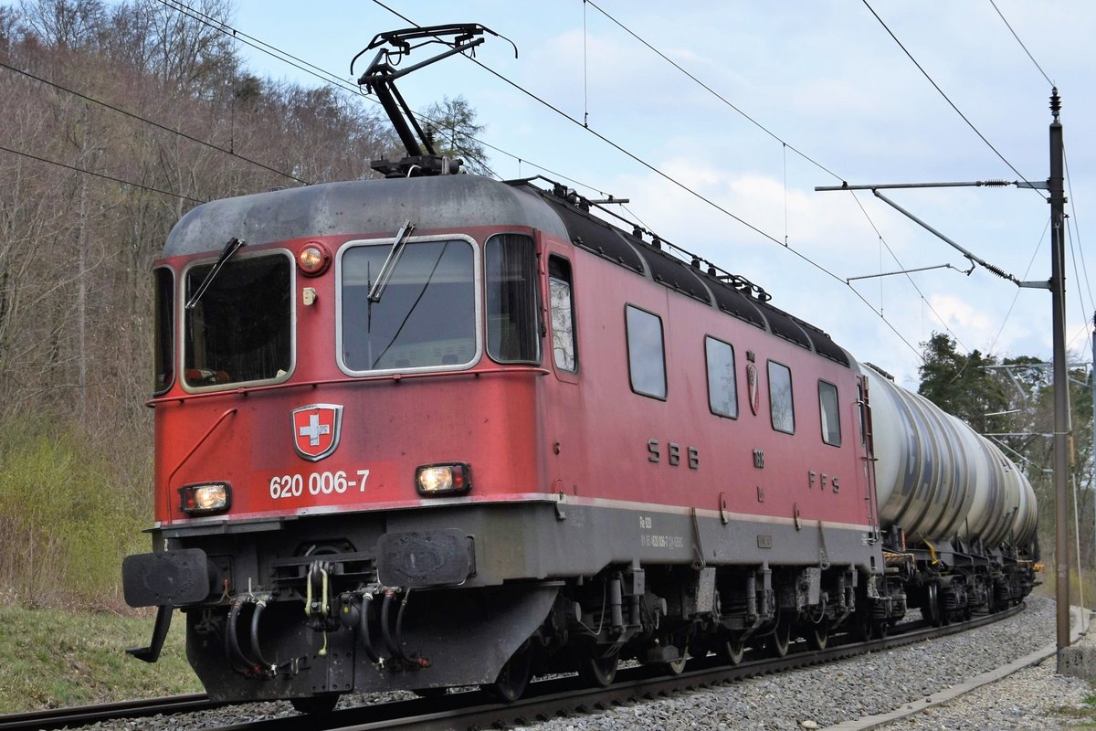 Re 620 006-7  Turgi  zieht am 03.04.2019 einen Kesselzug bei Schinznach-Dorf in Richtung Basel.