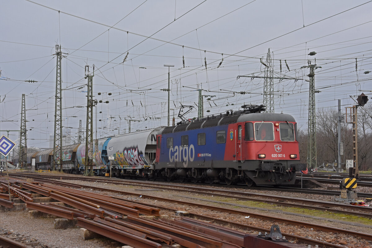 Re 620 007-5 durchfährt den badischen Bahnhof. Die Aufnahme stammt vom 19.01.2022.