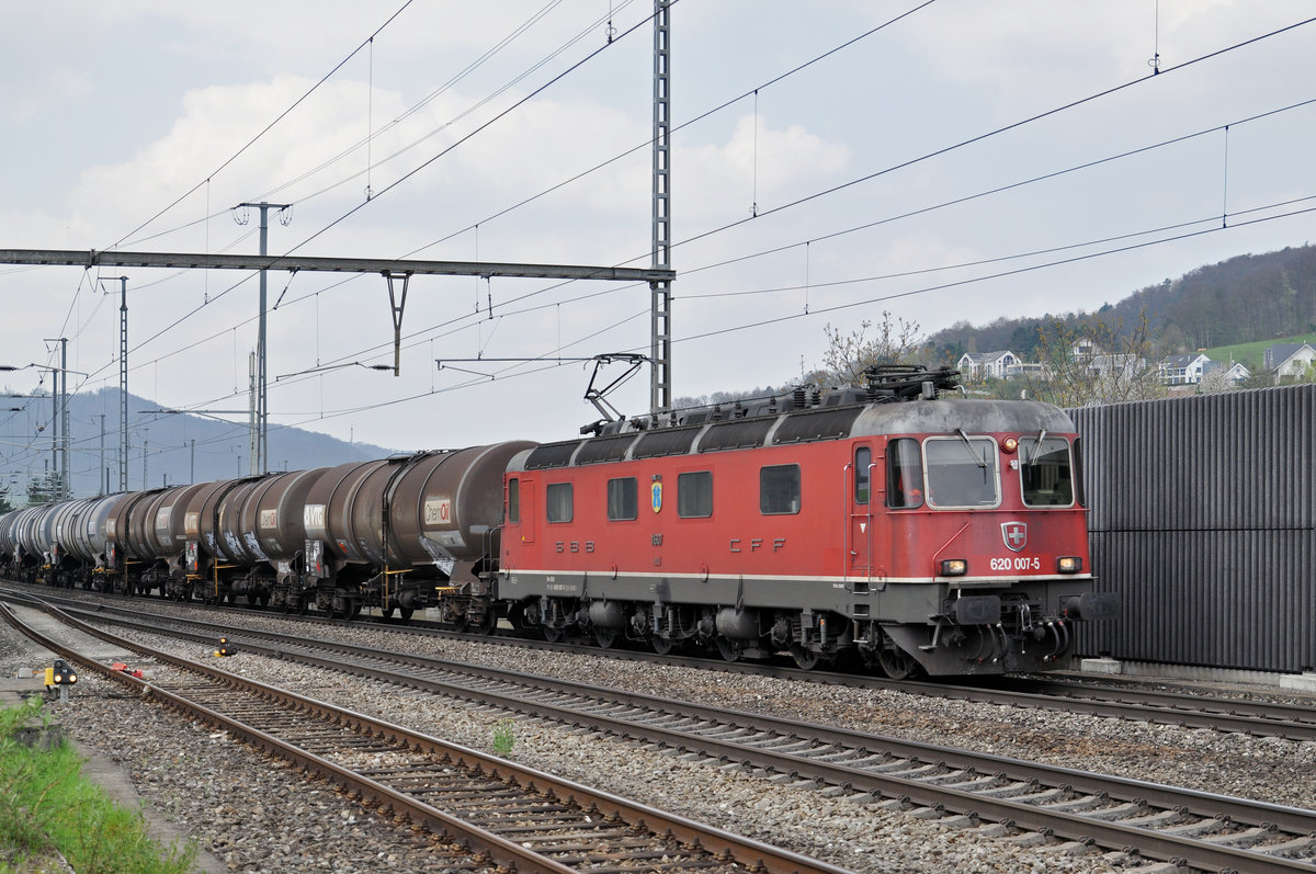 Re 620 007-5 durchfährt den Bahnhof Gelterkinden. Die Aufnahme stammt vom 06.04.2017.