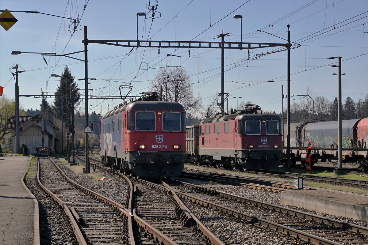 Re 620 007-5  WATTWIL 
Am 16. März 2020 konnte die refit3 Re 620 007-5 in Gerlafingen beobachtet und fotografiert werden.
In Gerlafingen kam es noch zu einer seltenen Begegnung mit einem Zusatzgüterzug mit der Re 420 339-4.
Foto: Walter Ruetsch